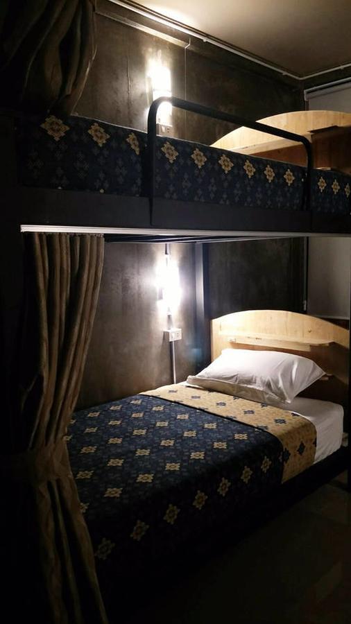 Отель Club76 Bunk Bed. (Adults Only) Чиангмай Экстерьер фото